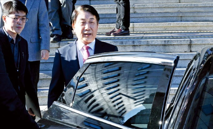 이동관 방송통신위원장이 1일 정부과천청사에서 사퇴 관련 입장을 밝힌 뒤 차량에 탑승하고 있다.  뉴스1 