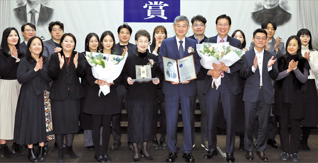 이경수 코스맥스그룹 회장(앞줄 왼쪽 다섯 번째)은 4일 열린 제32회 다산경영상 시상식에서 “지난해 창립 30주년을 맞은 코스맥스는 올해부터는 미래 30년을 바라볼 것”이라고 말했다. 부인 서성석 코스맥스비티아이 회장(네 번째)과 심상배 코스맥스 부회장(여섯 번째) 등 임직원이 함께 축하하고 있다.  최혁 기자 