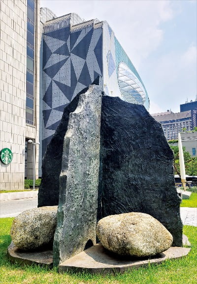 서울 태평로 한국프레스센터 앞에 있는 이우환의 ‘관계항-만남의 탑’.  /이선아 기자
 
