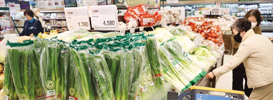 5일 서울의 한 대형마트에서 소비자들이 장을 보고 있다. 통계청이 이날 발표한 ‘11월 소비자물가 동향’에 따르면 지난달 채소 과일 등 신선식품 물가는 전년 동월 대비 12.7% 올랐다.  뉴스1 