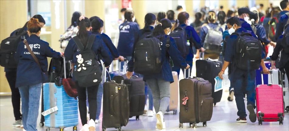 지난해 인천국제공항 제1여객터미널 입국장에 외국인 근로자들이 입국하고 있는 모습. /뉴스1 