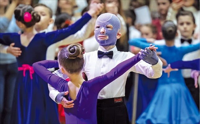 [사진으로 보는 세상] 화상의 상처 딛고…‘희망의 댄스’ 추는 우크라 소년