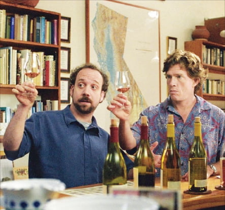 영화 ‘사이드웨이’ 주인공 잭과 마일즈가 오리건주 와이너리를 방문해 와인잔을 들어 올리고 있다. 
