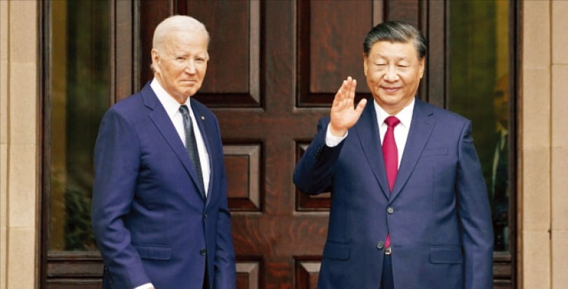 지난달 미국 캘리포니아주 우드사이드에서 조 바이든 미국 대통령(왼쪽)과 시진핑 중국 국가주석이 회담에 앞서 손을 흔들고 있다.  연합뉴스 