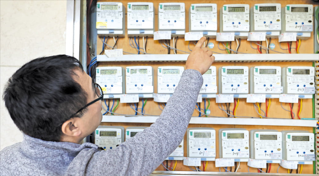 서울의 한 공동주택 전기계량기를 주민이 살펴보고 있다. 한국전력에 따르면 국내 정전 건수는 2020년 651건에서 지난해 933건으로 늘었다.  최혁 기자 