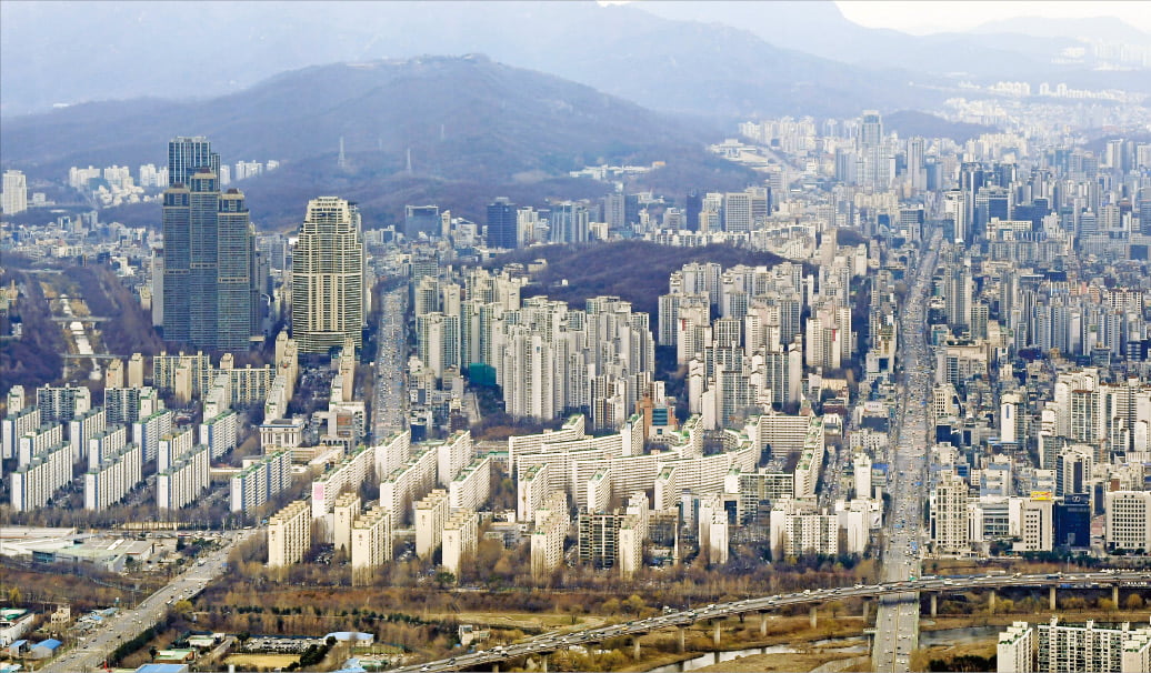 서울 아파트값이 이번주 29주 만에 하락하고 최근 매물이 8만 건에 육박하는 등 연말 부동산 시장이 급랭하고 있다. 고금리와 가계대출 규제 강화, 정책 불확실성 등으로 매수세가 위축되고 있어서다. 강남구 대치동 일대 아파트 단지.  한경DB 