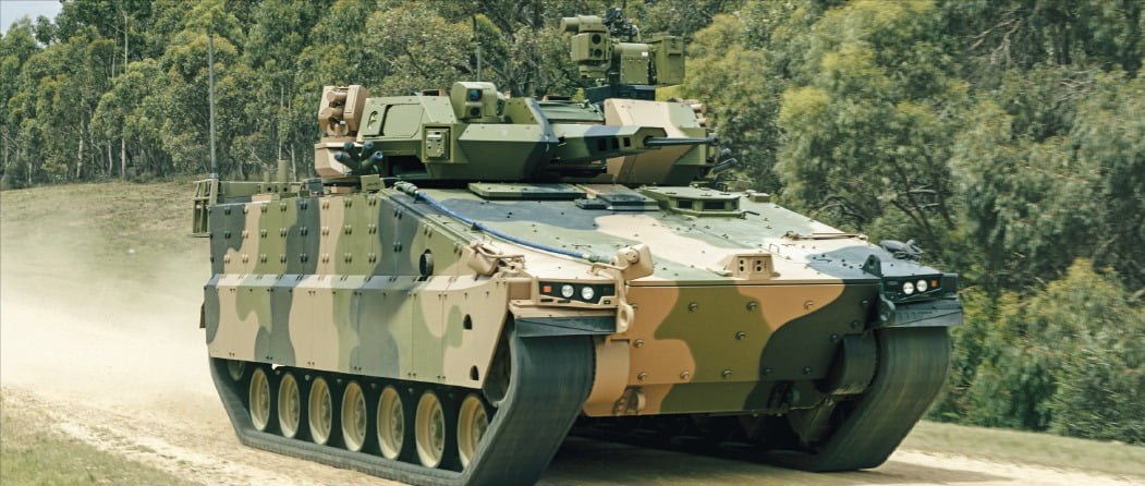 한화에어로스페이스는 호주 국방부와 미래형 궤도 보병전투장갑차량(IFV)인 레드백 129대를 3조1649억원에 공급하는 계약을 지난 1일 맺었다. 레드백이 2019년 현지에서 호주 국방부의 시험 평가를 받는 모습. /한화에어로스페이스 제공 