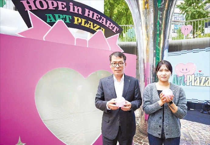 김성태 기업은행장(왼쪽)과 한정은 작가가 지난 10월 ‘더아트프라자’ 개막식에서 기념사진을 찍고 있다.  기업은행 제공
 