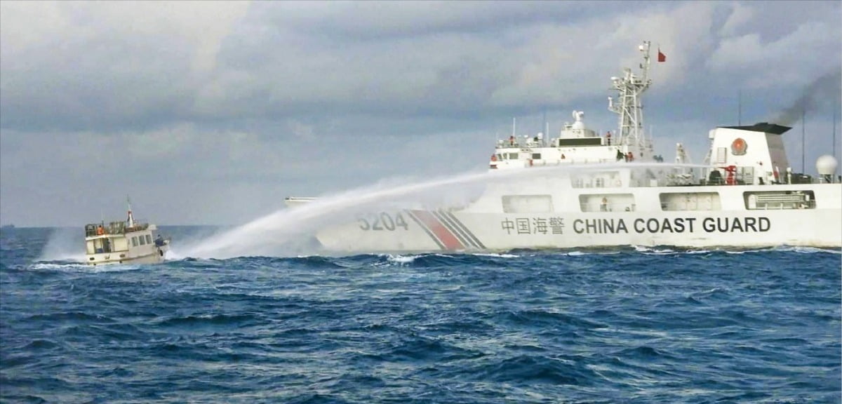 [포토] 남중국해 ‘일촉즉발’…필리핀 선박에 물대포 쏘는 中해경 