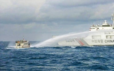 [포토] 남중국해 ‘일촉즉발’…필리핀 선박에 물대포 쏘는 中해경 