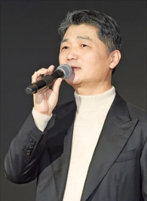 김범수 카카오 창업자가 11일 열린 임직원 간담회에서 쇄신 의지를 밝히고 있다.  카카오 제공 