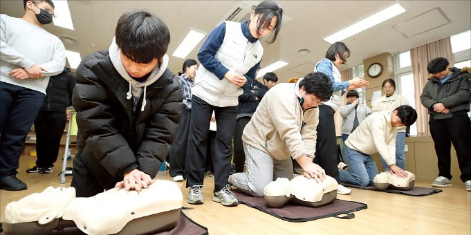 [포토] 수능 마친 카지노 찰리, 심폐소생술 실습