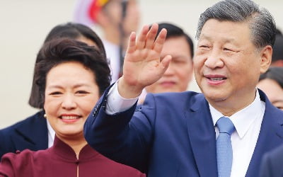 美 보란듯…선물 보따리 들고 베트남 간 시진핑