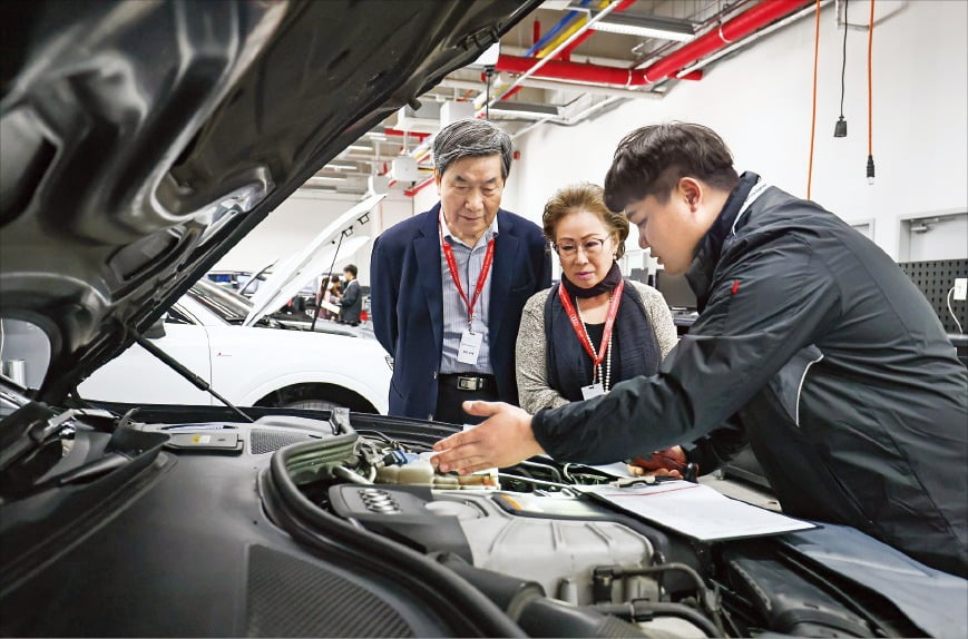 아우디코리아는 지난 10월 서울 강동 서비스센터에서 고객 초청 사후서비스(AS) 체험 행사인 ‘2023 아우디 서비스 익스피리언스’를 열었다. 행사에 참여한 고객들이 전문 테크니션과 함께 자신의 차량을 살펴보고 있다.  아우디코리아 제공 