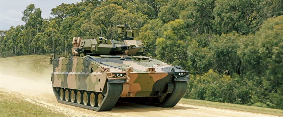 한화에어로스페이스는 호주 국방부와 미래형 궤도 보병전투장갑차량(IFV)인 레드백 129대를 3조1649억원에 공급하는 계약을 지난 1일 맺었다. 레드백이 2019년 현지에서 호주 국방부의 시험 평가를 받는 모습.  한화에어로스페이스 제공 