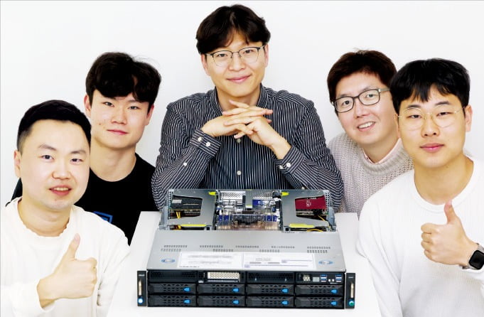 김주영 하이퍼엑셀 대표(가운데)는 “제품 부족과 고비용이라는 문제가 있는 그래픽처리장치(GPU)를 하이퍼엑셀의 오리온 서버가 대체할 것”이라고 말했다.  임대철 기자 