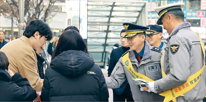 [포토] 대구 경찰, 연말연시 교통안전 캠페인 