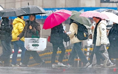 [포토] 여름장마 같은 겨울비…주말부터 전국이 영하권