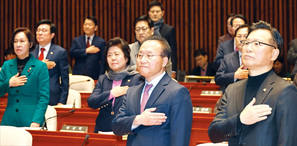 윤재옥 원내대표 겸 대표 권한대행을 비롯한 국민의힘 카지노 게임 종류들이 15일 비상카지노 게임 종류총회에서 국민의례를 하고 있다.  /김병언 기자 