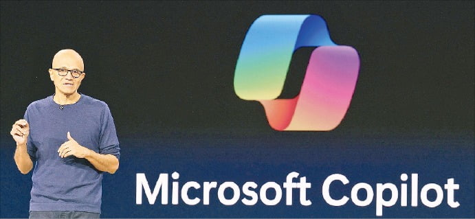 지난달 15일(현지시간) 미국 시애틀에서 열린 ‘마이크로소프트 이그나이트 2023’에서 사티아 나델라 마이크로소프트 최고경영자(CEO)가 ‘마이크로소프트 코파일럿’에 대해 설명하고 있다.  마이크로소프트 제공 