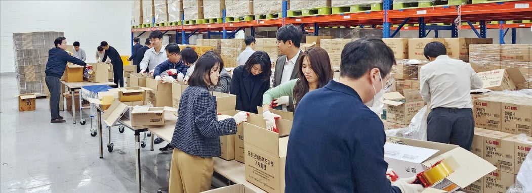 인천항만공사 직원들이 이동푸드마켓 꾸러미 제작에 참여하고 있다. /인천항만공사 제공
 