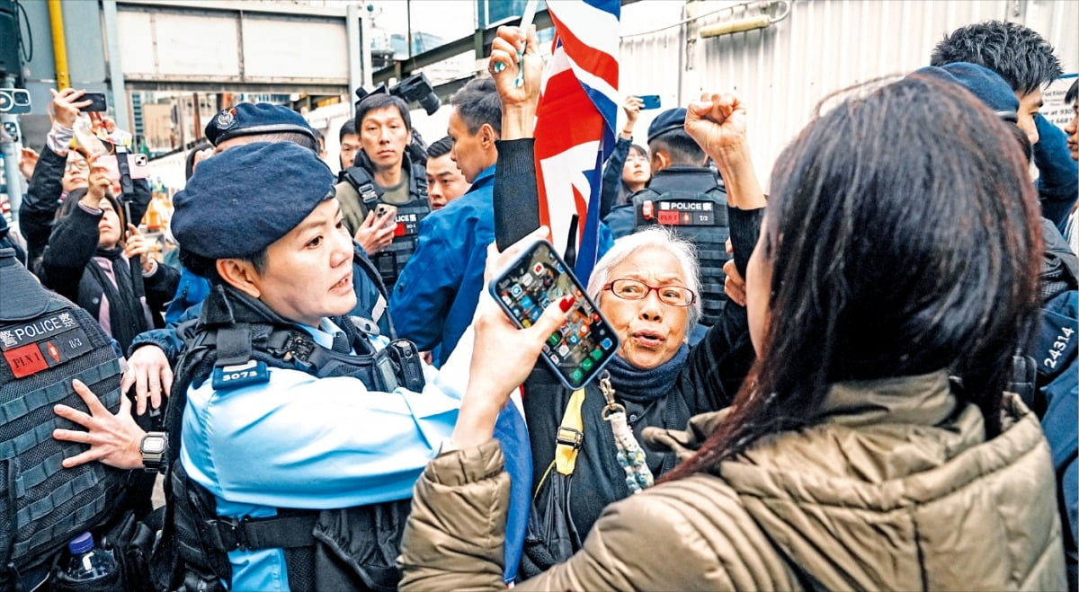 [포토] 홍콩 반중인사 첫 재판…최대 종신형 가능성 