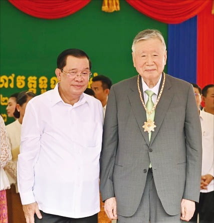 이중근 부영그룹 회장이 캄보디아 훈센 총리(왼쪽)로부터 국가 유공 훈장을 받았다.  부영그룹 제공
