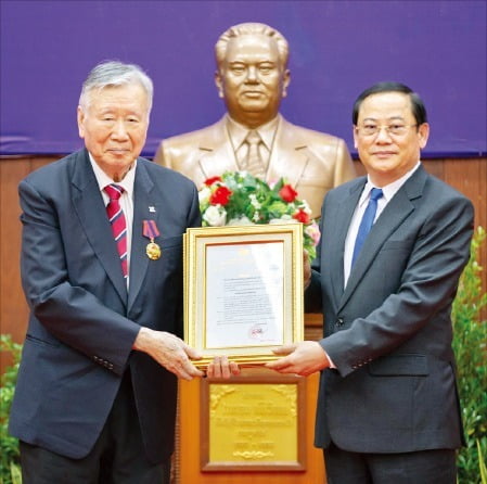 이 회장이 라오스 손싸이 시판돈 총리(오른쪽)로부터 명예 시민권을 수여받았다. 부영그룹 제공 