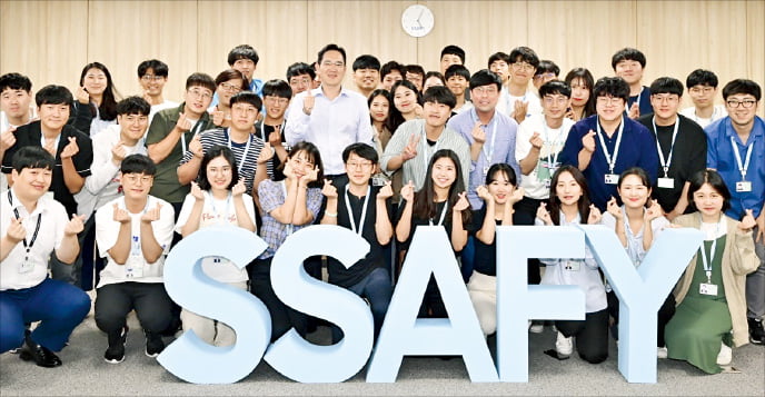 삼성은 19일 사회공헌 사업인 ‘삼성청년SW아카데미(SSAFY)’의 누적 취업자가 5000명을 넘어섰다고 발표했다. 2019년 8월 이재용 삼성전자 회장(당시 부회장)이 SSAFY 광주캠퍼스를 찾아 교육생들과 기념 촬영하고 있다.  삼성 제공 