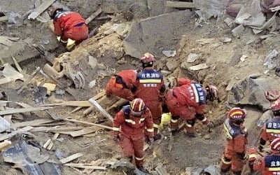 中간쑤성 한밤중 규모 6.2 강진…신장서도 연쇄 지진