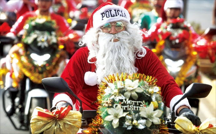 [사진으로 보는 세상] 세계 각국이 성탄 축하…산타 옷 입은 페루 경찰
