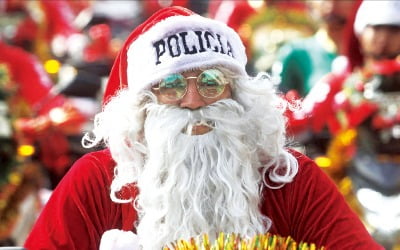  세계 각국이 성탄 축하…산타 옷 입은 페루 경찰