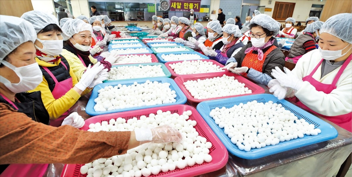 [포토] 22일 동지…“팥죽 새알 빚어요” 