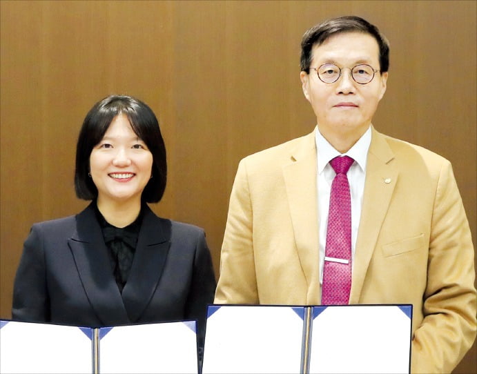 < 한은, 이번엔 네이버와 MOU > 이창용 한국은행 총재(오른쪽)가 22일 서울 남대문로 한은 본관에서 최수연 네이버 대표와 두 기관 간 금융·경제 분야 디지털 기술 협력을 확대하는 업무협약을 맺은 뒤 기념촬영을 하고 있다.   /한국은행 제공 