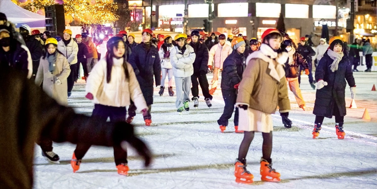 [포토] 서울광장 스케이트장 개장…“1000원의 행복 즐겨요” 