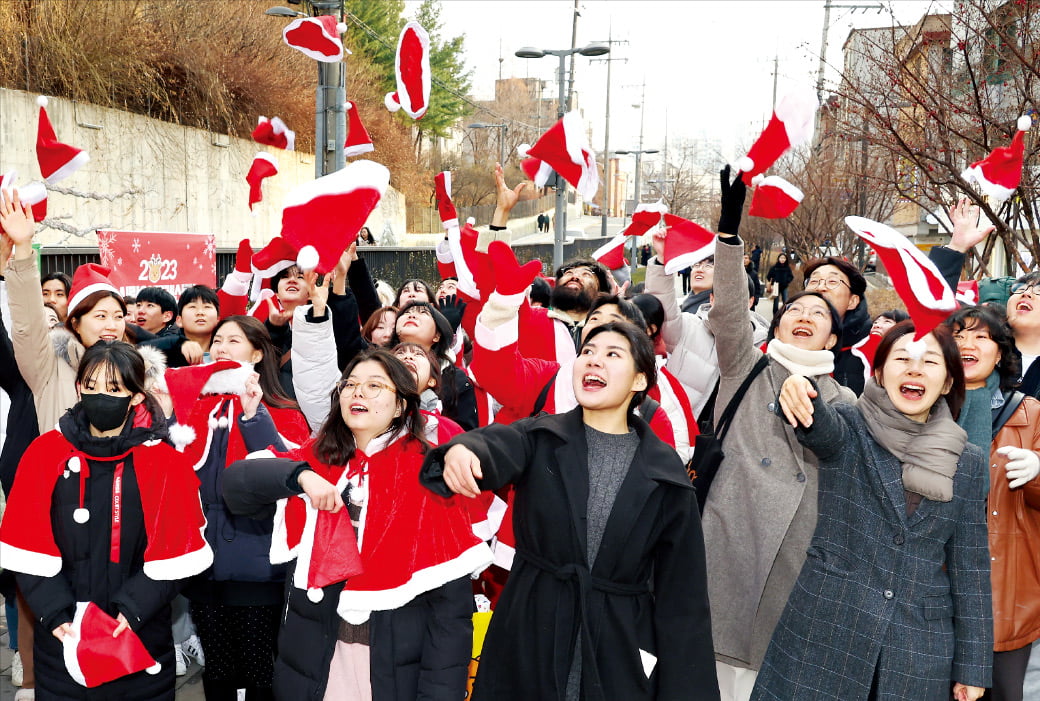 [포토] "오늘은 우리들이 산타"…사랑의 봉사단 발대식