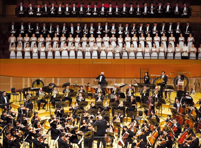 서울시향(21~22일)과 KBS교향악단(20·23일)이 연말 단골 클래식 프로그램인 베토벤 교향곡 제9번 ‘합창’을 들려줬다.    서울시향·KBS교향악단 제공 