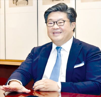김병주 MBK파트너스 회장이 2021년 한국경제신문과의 인터뷰에서 투자 성과를 설명하고 있다.  한경DB 