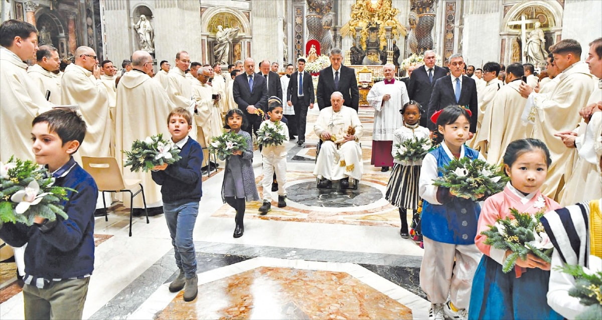 [포토] 한복 입은 어린이와 함께…바티칸 성탄 미사 