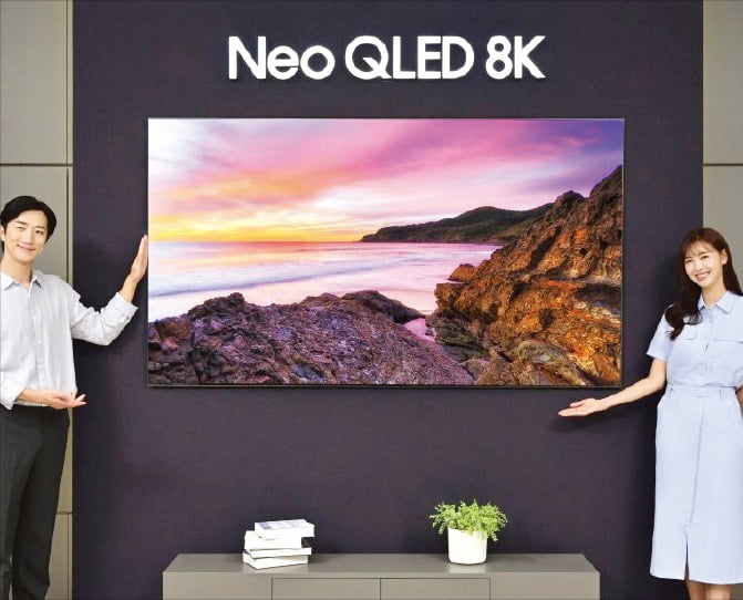 삼성전자는 최고의 시청 경험을 제공하는 ‘네오 QLED 8K’ TV를 앞세워 17년 연속 글로벌 시장 1위를 달성했다. /삼성전자 제공
 