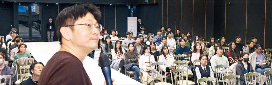 한국경제신문사 경제교육연구소가 주최한 ‘예비 대학생과 대학생을 위한 투자강연회’가 27일 서울 중림동 한국경제신문사 18층 다산홀에서 열렸다. 이날 강연회에는 대학 입시를 마친 고3 학생과 대학생, 초·중·고 교사 등 200여 명이 참석했다. 오건영 신한은행 WM본부 팀장이 2024년 세계 경제 환경과 투자 전략을 주제로 강연하고 있다. 오 팀장에 이어 홍춘욱 프리즘투자자문 대표, 배문성 라이프자산운용 이사, 박지민 월용청약연구소 대표가 강연했다.  최혁 기자 