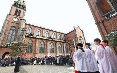 뾰족한 수직공간을 예술로 만든 빛의 조각들…12월의 명동성당