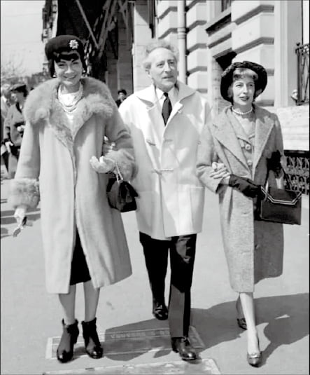 1958년 더플코트를 입은 장 콕토(가운데)와 코코 샤넬(왼쪽). 