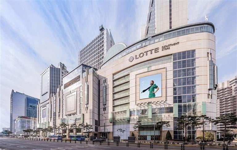 롯데백화점은 서울 소공동 본점이 30일 연 매출 2조원을 돌파할 전망이라고 28일 발표했다. 작년에 연 매출 2조원을 돌파한 잠실점에서는 명품관 에비뉴엘이 지난 27일 1조원을 넘어섰다.  롯데쇼핑 제공 