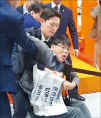 서울국제도서전 홍보대사에 항의하는 문화예술단체.  구은서 기자
 