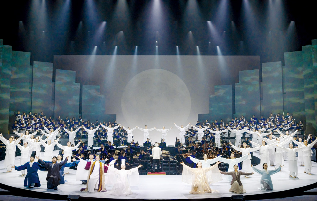 지난 29일 서울 장충동 국립극장에서 열린 ‘세종의 노래: 월인천강지곡’ 무대에서 연주자와 배우, 합창단이 함께 공연하고 있다.  국립극장 제공 