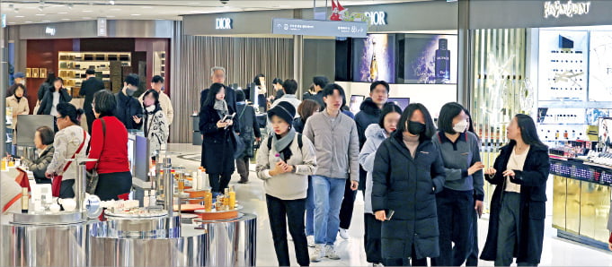 새해 ‘유통 빅3’ 간 오프라인 경쟁이 더 치열해질 전망이다. 서울 시내 한 백화점에서 방문객들이 매장을 둘러보고 있다.  한경DB 