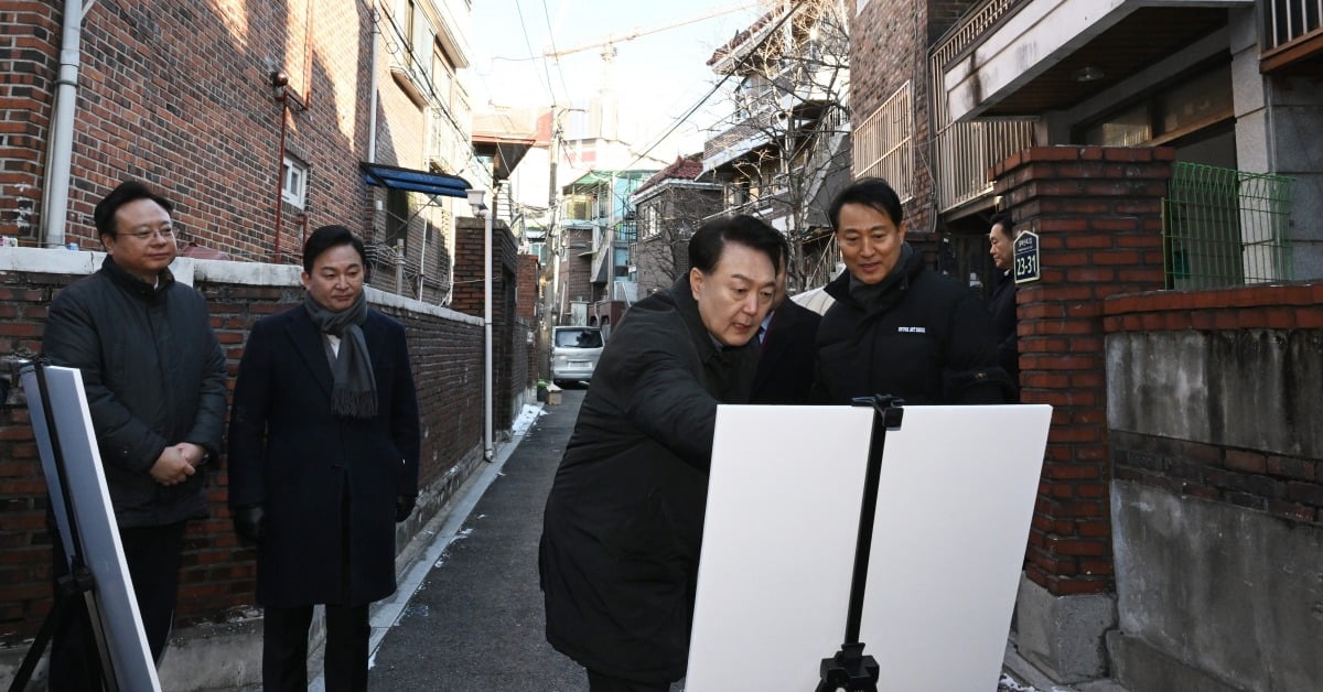 윤석열 카지노 사이트이 21일 서울 중랑구 모아타운 사업 지역에서 오세훈 서울시장의 사업설명을 듣고 있다. 카지노 사이트실사진기자단