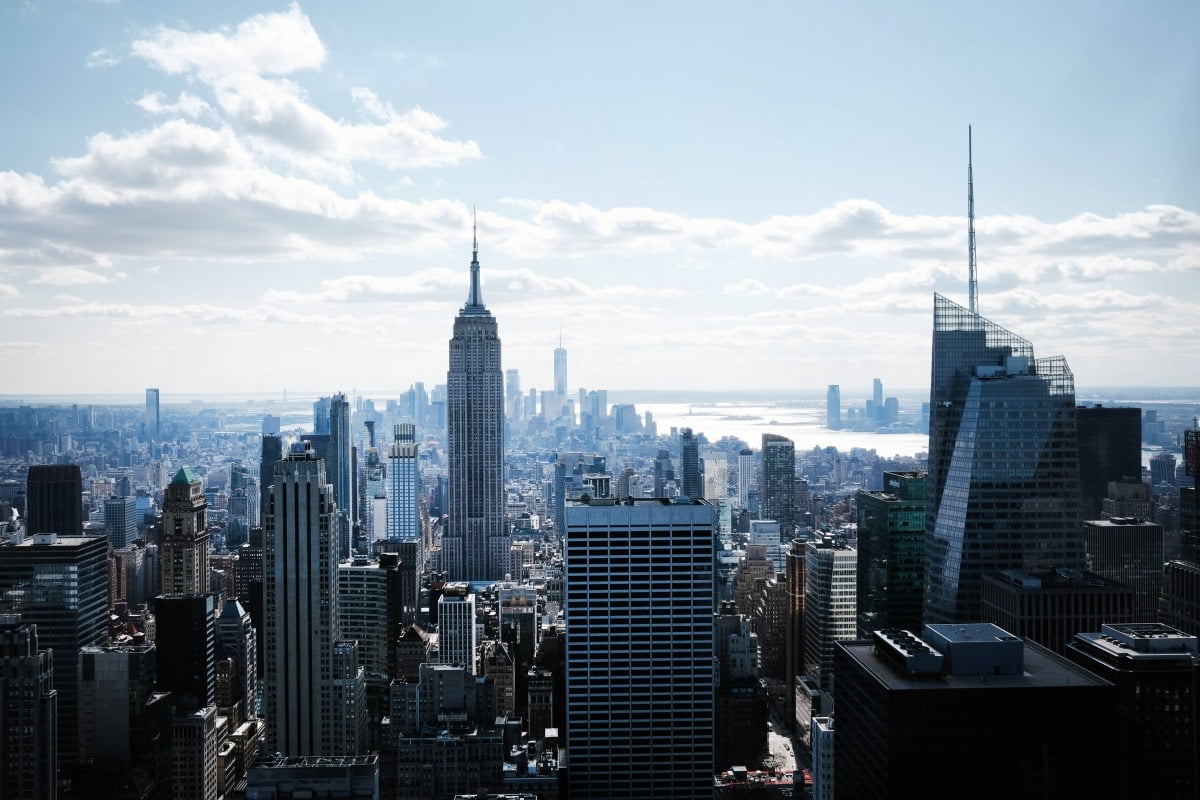 미국 뉴욕 맨해튼의 빌딩숲 한 가운데 뉴욕의 상징인 엠파이어 스테이트 빌딩이 우뚝 서있다. AFP 연합뉴스