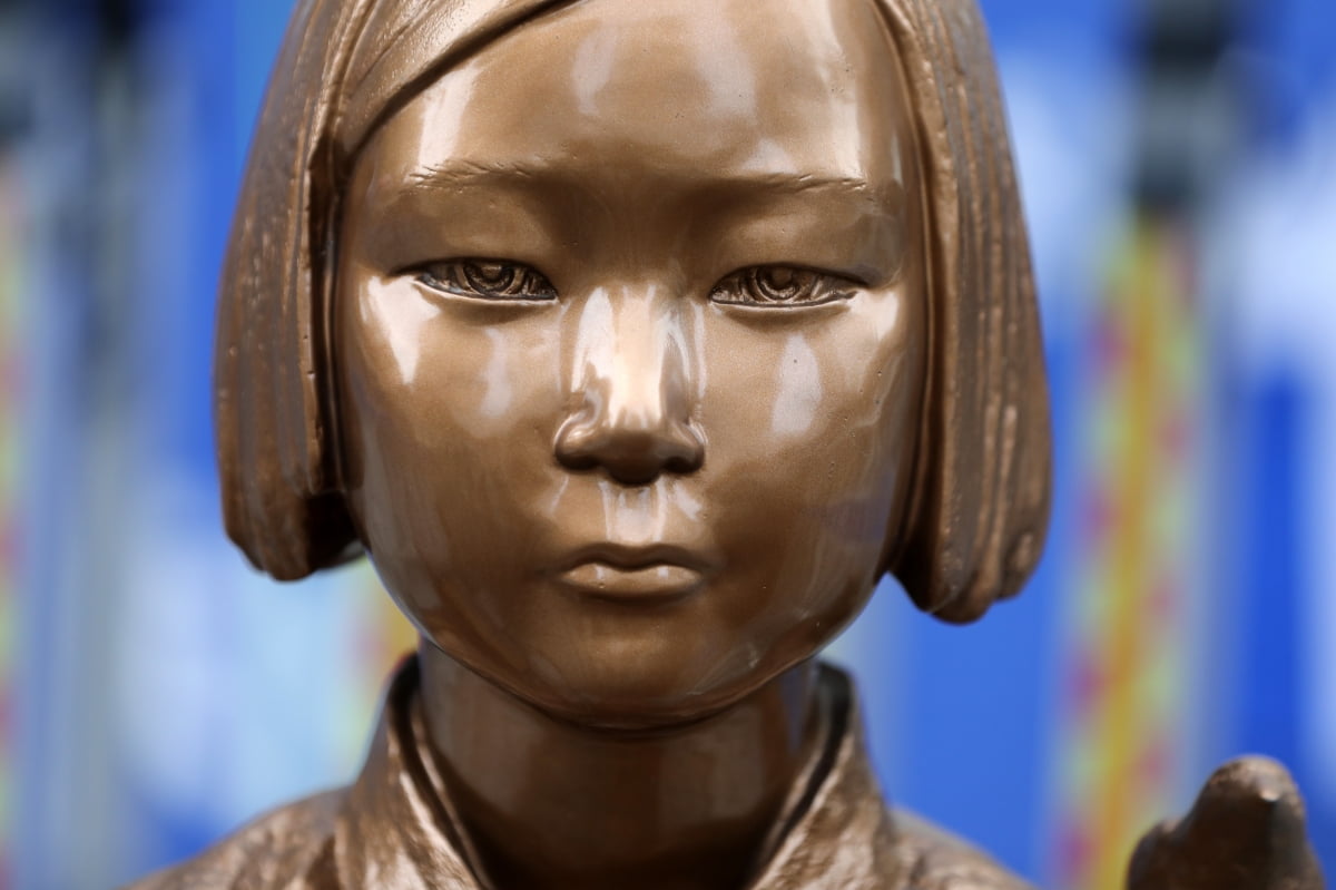 서울 종로구 옛 일본대사관 앞에 소녀상이 설치돼 있다. 사진=뉴스1